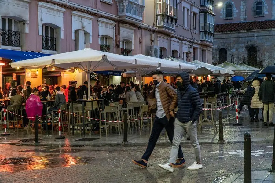 Vista de la Plaza de Ca&ntilde;ad&iacute;o. Las restricciones y la lluvia han hecho que la tarde de nochebuena en Santander ha sido mucho m&aacute;s tranquila. EFE/FOTO/ROM&Aacute;N G. AGUILERA