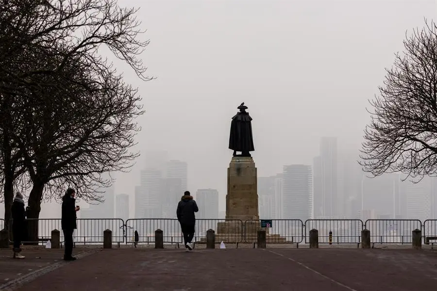 La gente en Greenwich Park ve las oficinas del distrito financiero de Canary Wharf vistas envueltas en la niebla en Londres, Gran Breta&ntilde;a, 01 de enero 2021. Gran Breta&ntilde;a dej&oacute; la Uni&oacute;n Europea a las 11pm el 31 de diciembre de 2020. (Reino Unido, Londres) EFE/EPA/VICKIE FLORES