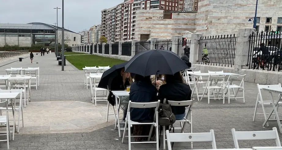 Varias personas sentadas en una terraza. / HARDY