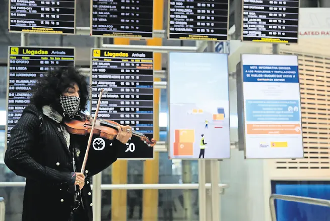 El violinista Ara Malikian ofrece una actuaci&oacute;n en el Aeropuerto Adolfo Su&aacute;rez. / FERNANDO ALVARADO