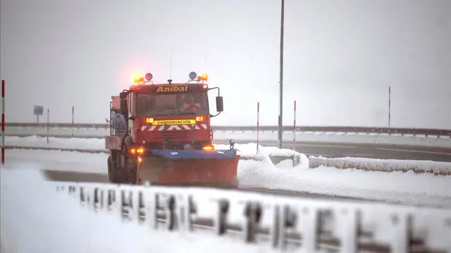 GRAF3514  REINOSA  CANTABRIA   03 02 2018 - Una quitanieves limpia la A-67 a la altura de la localidad cantabra de Reinosa  cuya comunidad se encuentra en alerta amarilla por nieve despues de haber estado en los ultimos dias en alerta roja  EFE  Pedro Puente Hoyos