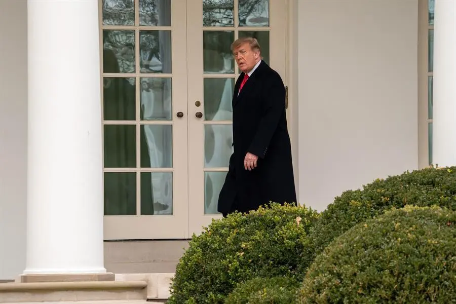 El Presidente de los Estados Unidos Donald J. Trump camina por la columnata despu&eacute;s de regresar de sus vacaciones en Florida temprano en la Casa Blanca, Washington, DC, EE.UU., 31 de diciembre de 2020. (Estados Unidos) EFE/EPA/KEN CEDENO / PISCINA