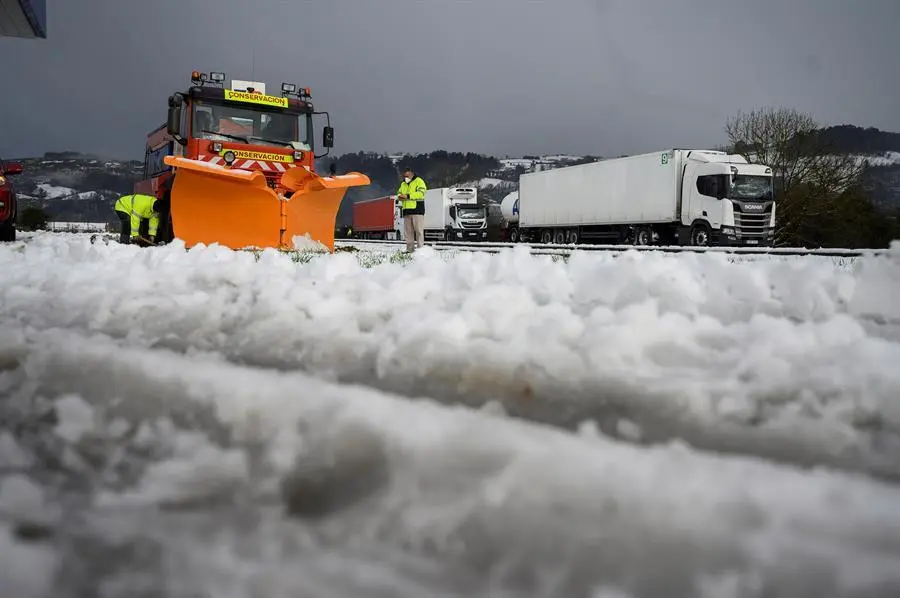 Una m&aacute;quina quitanieves limpia la A-67 tras una nevada en la localidad c&aacute;ntabra de Arenas de Igu&ntilde;a. EFE/Pedro Puente Hoyos