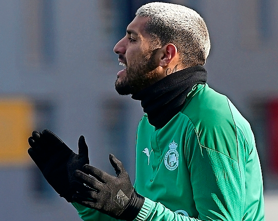 Adri&aacute;n Balboa arenga a sus compa&ntilde;eros durante el entrenamiento de ayer. / Hardy