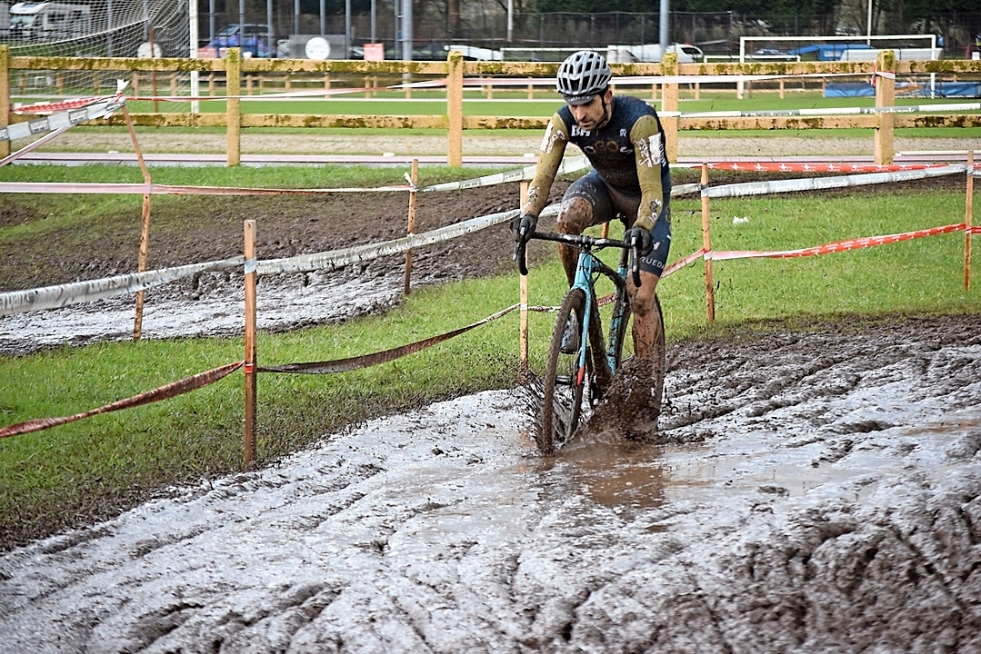Ismael Esteban tuvo que luchar con los rivales y con el lodazal que la lluvia convirti&oacute; el circuito de El Patatal. / Castillo