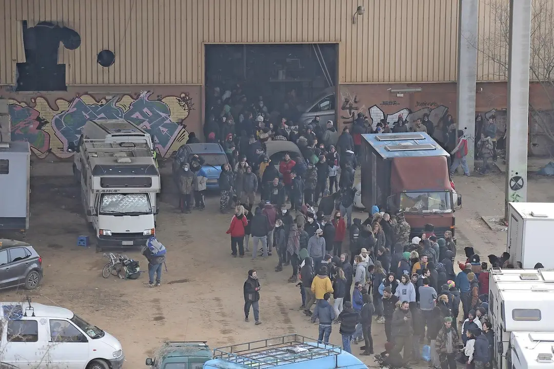 Desalojo de la &lsquo;rave&rsquo; que se celebraba desde la noche de fin de a&ntilde;o en Llinars del Vall&egrave;s. / E. PRESS