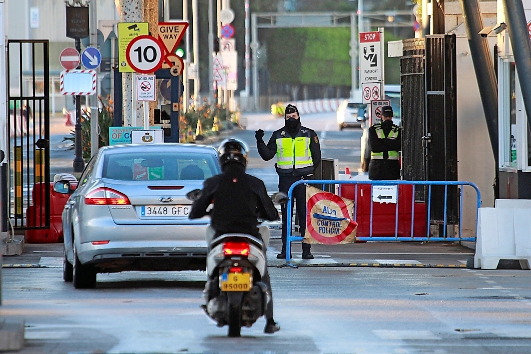 Agentes de la Polic&iacute;a Nacional controlan el acceso de veh&iacute;culos en Gibraltar
/ A. CARRASCO RAGEL