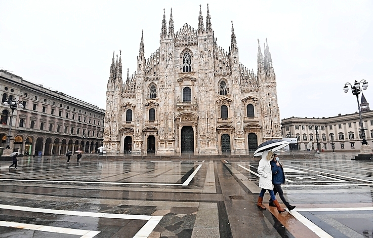 La plaza del Duomo en Mil&aacute;n totalmente vac&iacute;a por las restricciones. / EfE