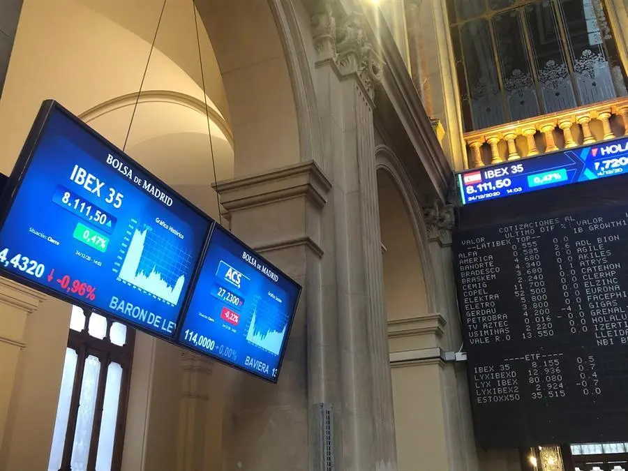 La Bolsa espa&ntilde;ola ha cerrado con una subida del 0,47 % y por encima de los 8.100 puntos la sesi&oacute;n de Nochebuena, m&aacute;s corta de lo habitual y con menos volumen de negociaci&oacute;n, y en la que los inversores han estado a la espera de un anuncio sobre el acuerdo del Brexit. EFE/Ana Bornay