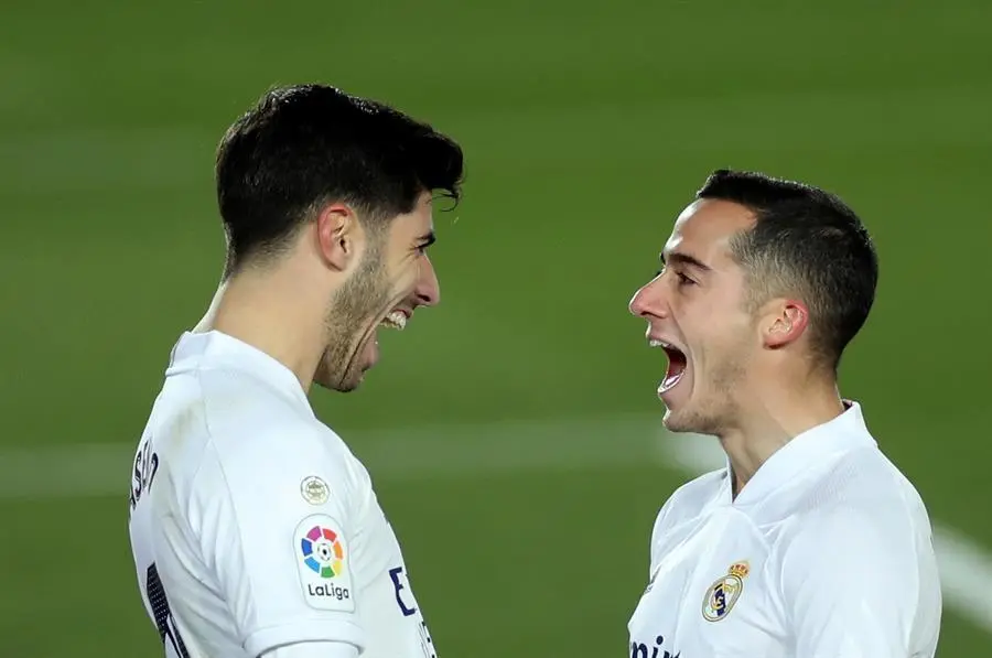 Los jugadores del Real Madrid, Marco Asensio (i) y Lucas V&aacute;zquez, celebran el segundo gol del equipo madridista durante el encuentro correspondiente a la decimos&eacute;ptima jornada de primera divisi&oacute;n que disputan esta noche frente al Celta de Vigo en el estadio Alfredo Di St&eacute;fano, en Madrid. EFE / Emilio Naranjo.