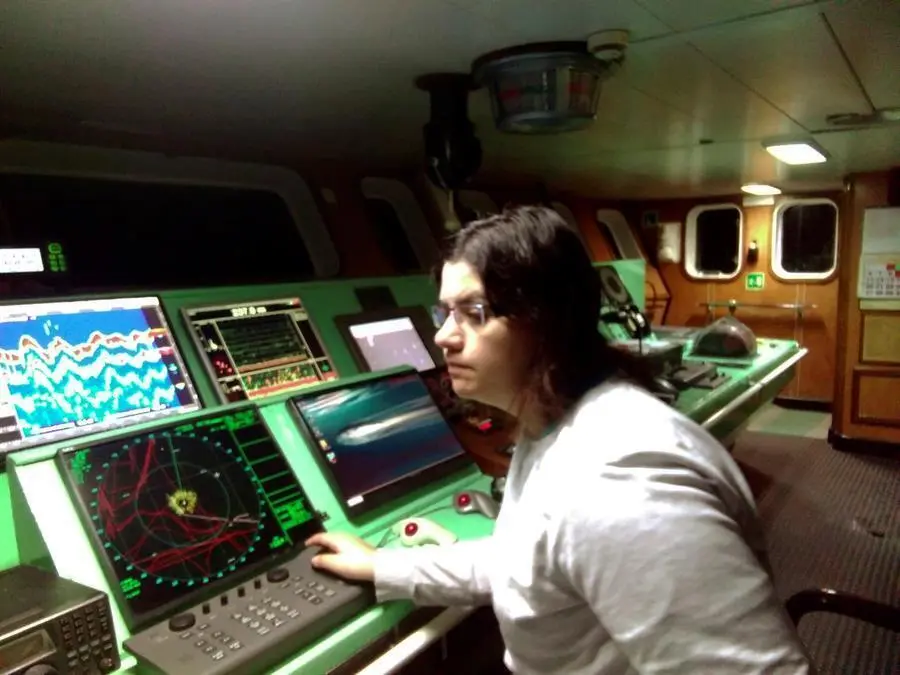 Lidia Gonz&aacute;lez, oficial de puente en buques de altura en aguas internacionales, trabaja en un barco de bajura de Cangas, con base en Vigo. Las mujeres espa&ntilde;olas se abren paso en profesiones vinculadas a la pesca, la acuicultura o la investigaci&oacute;n marina, y en los &uacute;ltimos a&ntilde;os aumentan su visibilidad en un mundo tradicionalmente masculino. EFE/Lidia Gonz&aacute;lez SOLO USO EDITORIAL/SOLO DISPONIBLE PARA ILUSTRA LA NOTICIA QUE ACOMPA&Ntilde;A