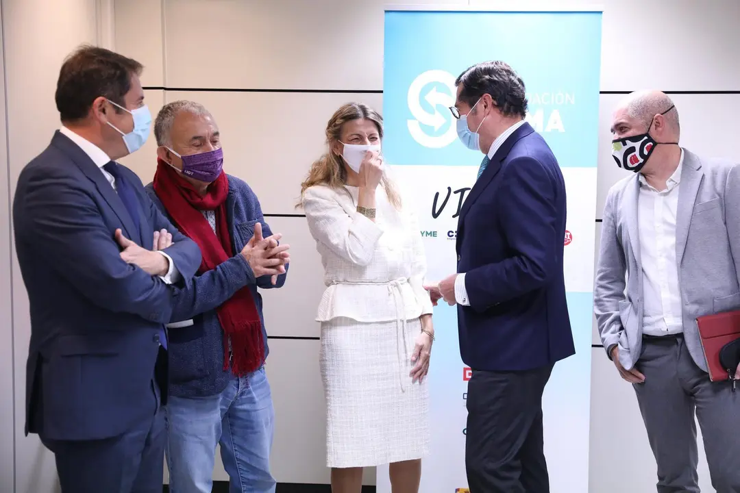 (I-D) El presidente de CEOE, Antonio Garamendi; el l&iacute;der de UGT, Pepe &Aacute;lvarez; la ministra de Trabajo, Yolanda D&iacute;az; el presidente de Cepyme, Gerardo Cuevas; y el l&iacute;der de CCOO, Unai Sordo, en una imagen de archivo
