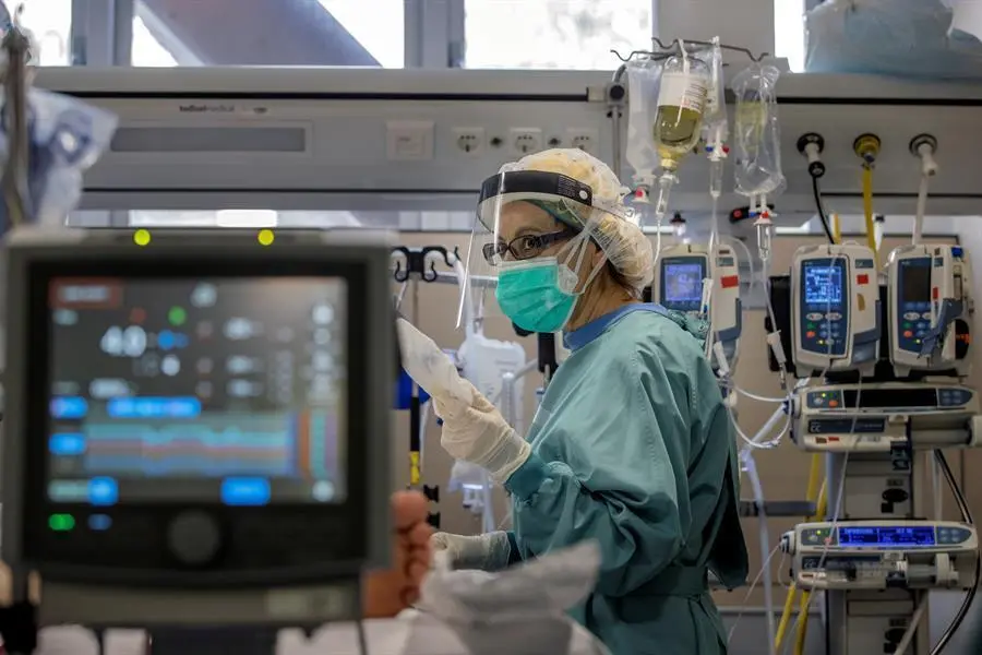Una profesional sanitaria trabaja en la UCI del Hospital Vall d'Hebron de Barcelona. EFE/Alberto Est&eacute;vez/Archivo