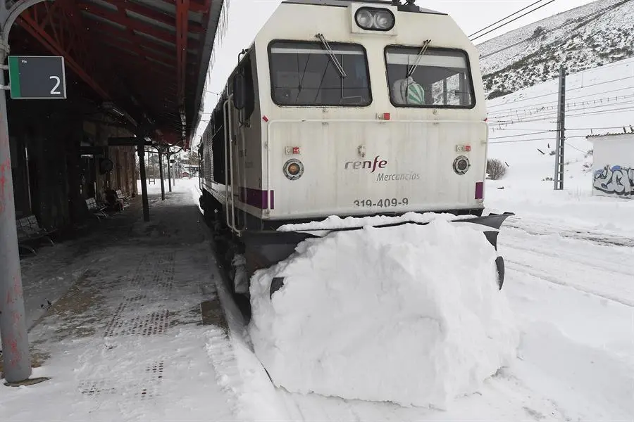 Vista de la nieve ca&iacute;da en Busdongo, Le&oacute;n, este domingo. Cinco puertos de la red regional de carreteras permanecen cerrados al tr&aacute;fico tras las nevadas ca&iacute;das en las &uacute;ltimas horas y otros veinte altos de monta&ntilde;a requieren del uso de cadenas para circular, seg&uacute;n informa el 112-Asturias. EFE/J.Casares