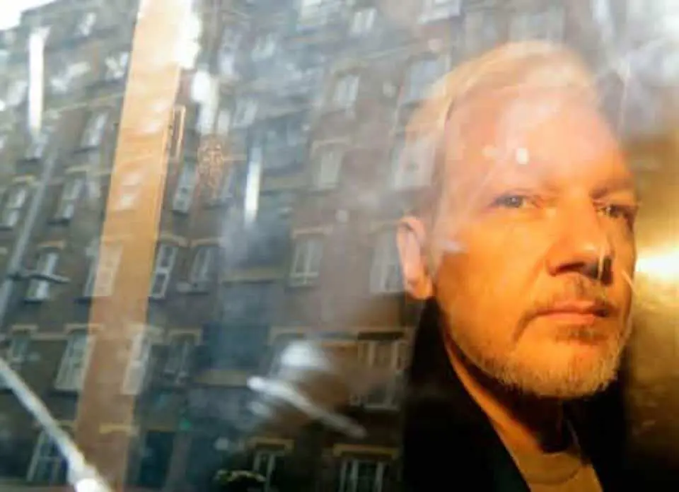 Julian Assange es llevado a la corte en Londres en 2019. (Matt Dunham/AP)