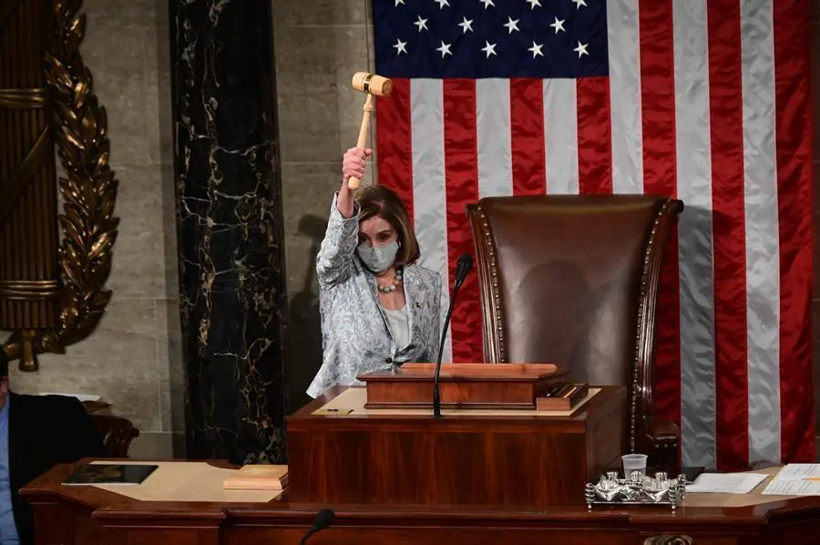 La Presidenta de la C&aacute;mara de Representantes de EE.UU., Nancy Pelosi, empu&ntilde;a el mazo del Presidente despu&eacute;s de ser reelegida como Presidenta y de prepararse para jurar a los miembros de la 117&ordf; C&aacute;mara de Representantes en Washington, EE.UU., el 3 de enero de 2021. (Estados Unidos) EFE/EPA/ERIN SCOTT / POOL