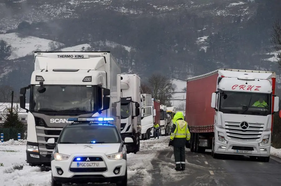 Varios camiones permanecen en un atasco este s&aacute;bado en la localidad c&aacute;ntabra de Arenas de Igu&ntilde;a por la nevada ca&iacute;da en la A-67. EFE/Pedro Puente Hoyos