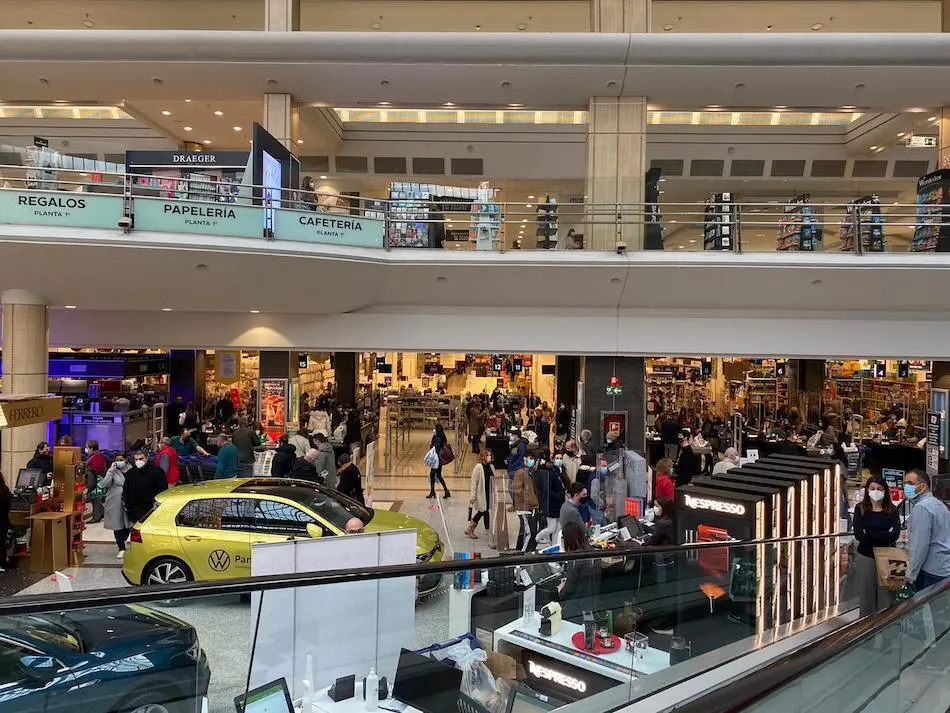 Vista del interior del centro comercial El Corte Ingles en Santander. / Alerta