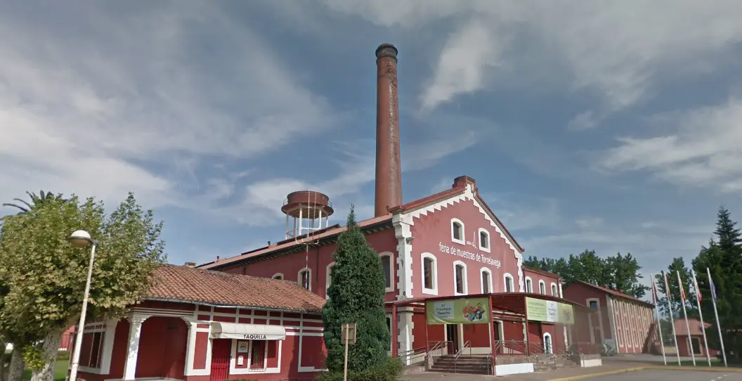 Vista del edificio de La Lechera en Torrelavega. / ALERTA