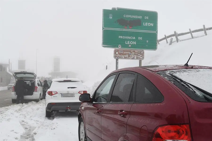 Vista de los coches en el Alto del Puerto de Pajares (Le&oacute;n) este domingo, que est&aacute; cerrado para veh&iacute;culos pesados mientras que los turismo pueden circular con cadenas o neum&aacute;ticos especiales de invierno por culpa del temporal de nieve y fr&iacute;o. EFE/J.Casares