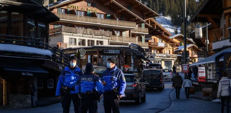 Agentes de polic&iacute;a en la estaci&oacute;n alpina de Verbier, frecuentada por turistas brit&aacute;nicos, el 22 de diciembre Fabrice Coffrini/AFP
