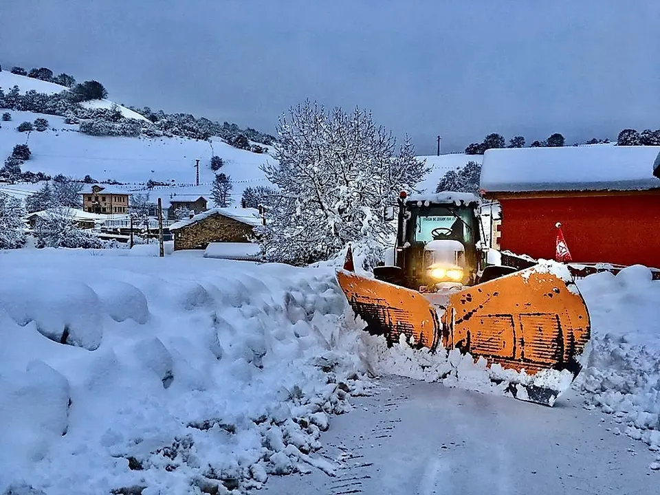 La nieve ha ca&iacute;do con notable intensidad en toda la comarca campurriana y en muchos pueblos las quitanieves han tenido que trabajar a destajo. / Queimadelos