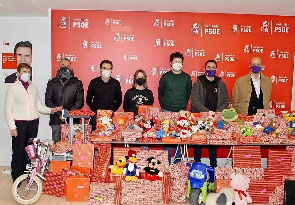 Representantes socialistas con los juguetes. / ALERTA