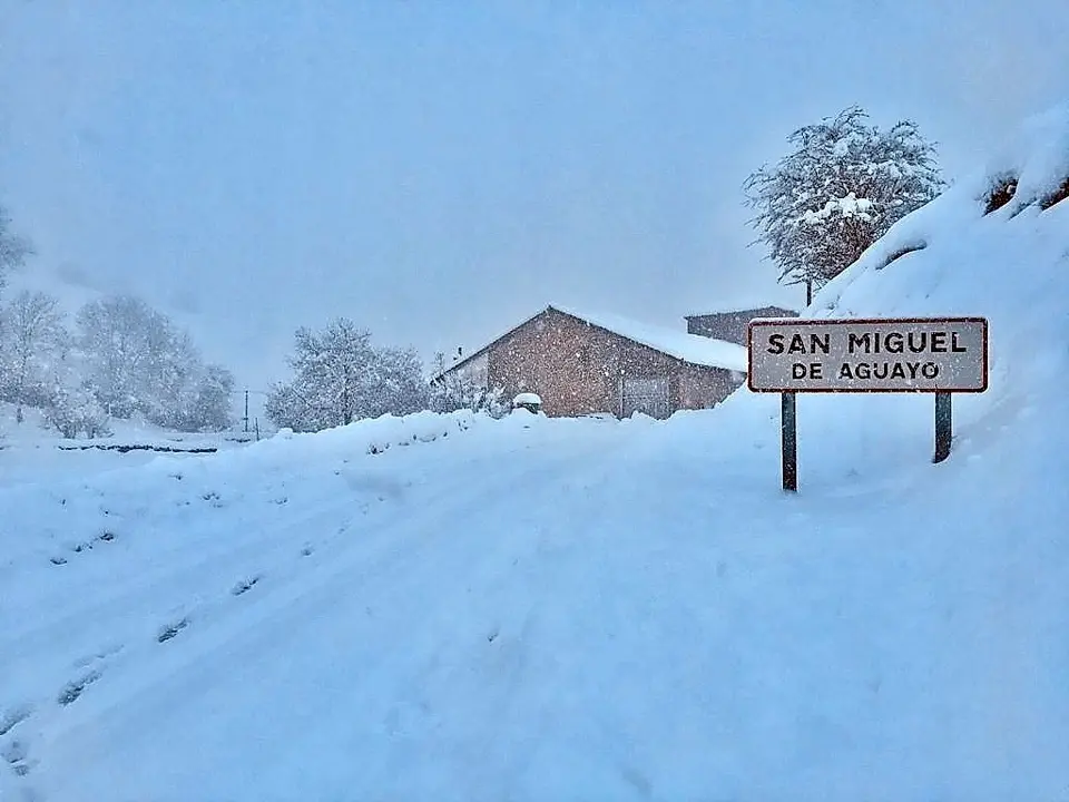 Entrada a San Miguel de Aguayo totalmente cubierta por la nieve tras las copiosas nevadas de los &uacute;ltimos d&iacute;az. / Queimadelos
