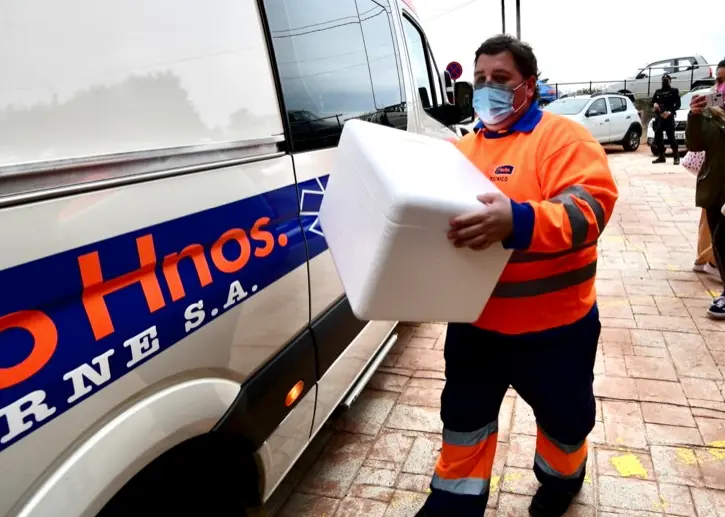 Un sanitario traslada las vacunas. / HARDY