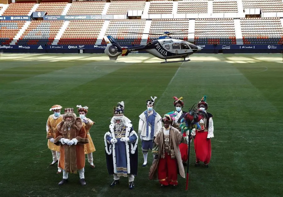 Los Reyes Magos de Oriente han llegado en helic&oacute;ptero al estadio El Sadar de Pamplona, fieles a su cita con los m&aacute;s peque&ntilde;os en esta fecha tan especial para los ni&ntilde;os y ni&ntilde;as de Navarra. EFE/Jes&uacute;s Diges