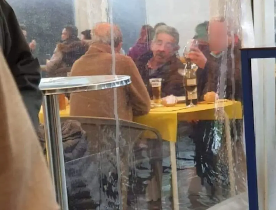 Miguel &Aacute;ngel Revilla el d&iacute;a 31 junto a L&oacute;pez Marcano (PRC, exconsejero, apartado de la pol&iacute;tica por esc&aacute;ndalos de corrupci&oacute;n) en un local de hosteler&iacute;a sin mascarilla o distancia de seguridad.