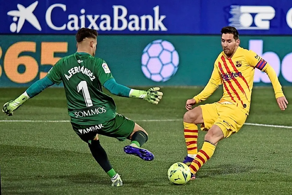 Leo Messi ante el guardameta &Aacute;lvaro Fern&aacute;ndez en el &uacute;ltimo partido de Liga disputado ante el Huesca. / EFE