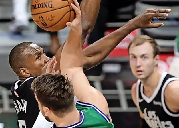 Doncic trata de encestar ante la oposici&oacute;n de Ibaka. / EFE