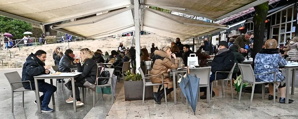 Vista de varias personas en una terraza hostelera en Santander en el d&iacute;a de ayer. / HARDY