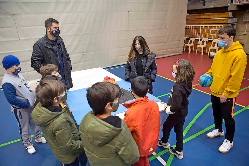 La concejala Jennifer G&oacute;mez con algunos de los ni&ntilde;os participantes en el programa de conciliaci&oacute;n. / ALERTA