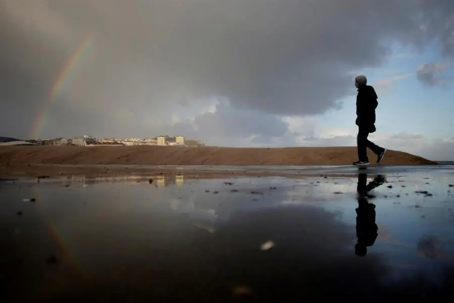 Un hombre caminaba este martes por el paseo mar&iacute;timo de A Coru&ntilde;a. La borrasca atl&aacute;ntica "Bella" que durante las &uacute;ltimas horas ha afectado con fuerza a la pen&iacute;nsula comienza a alejarse aunque todav&iacute;a 12 comunidades siguen en alerta, 4 de ellas en naranja por nevadas y mala mar, informa la Agencia Estatal de Meteorolog&iacute;a (Aemet). EFE/ Cabalar