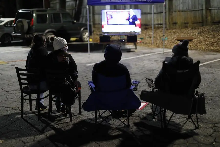 La gente ve los resultados de las elecciones despu&eacute;s de que las urnas cerraron en el estacionamiento de Manuel's Tavern en Atlanta, Georgia, EE.UU., 05 de enero 2021. El senador republicano David Perdue se postula contra el dem&oacute;crata Jon Ossoff y el senador republicano Kelly Loeffler se postula contra el reverendo dem&oacute;crata Raphael Warnock en la segunda vuelta del 5 de enero de 2021. (Estados Unidos) EFE/EPA/ERIK S. LESSER

Traducci&oacute;n realizada con la versi&oacute;n gratuita del traductor www.DeepL.com/Translator