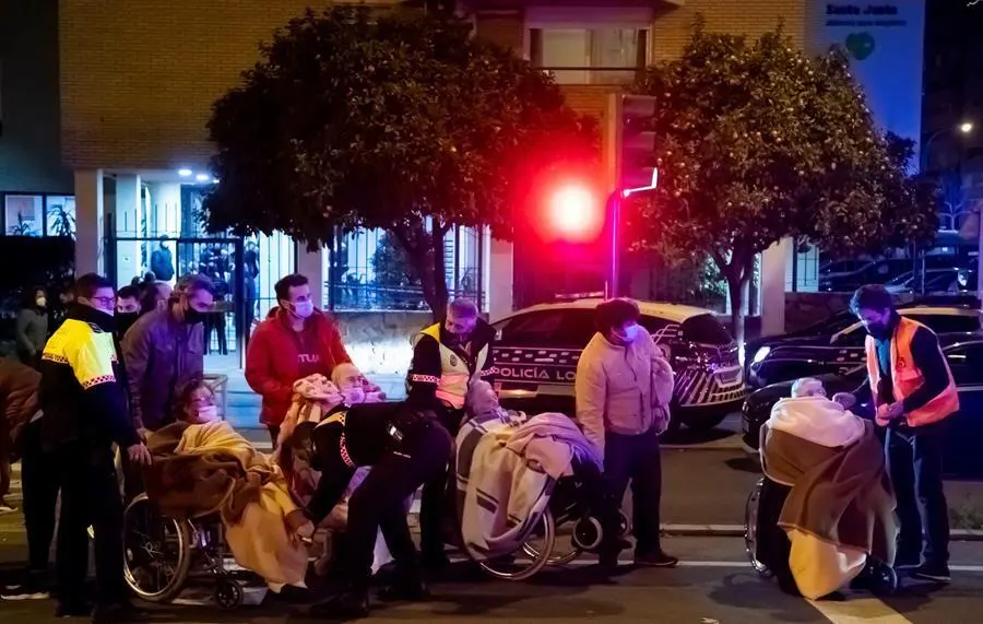 El Ayuntamiento de Sevilla ha trasladado esta noche al pabell&oacute;n polideportivo San Pablo a los 68 ancianos evacuados con heridas leves o ilesos tras el incendio de la residencia en la que viven, en el que ha muerto una mujer de 80 a&ntilde;os y tres personas m&aacute;s han resultado heridas graves y hospitalizadas. EFE/Ra&uacute;l Caro