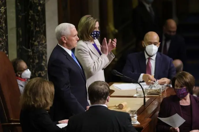 El Vicepresidente Mike Pence lee la certificaci&oacute;n al final de la sesi&oacute;n conjunta del Congreso para certificar a Joe Biden como el pr&oacute;ximo presidente de los EE.UU. en el capitolio de los EE.UU. en un nuevo debate en Washington, DC, EE.UU., el 07 de enero de 2021. Los miembros del Congreso volvieron al proceso de certificaci&oacute;n despu&eacute;s de m&aacute;s de 6 horas de suspensi&oacute;n despu&eacute;s de que varios grupos de partidarios de Trump irrumpieran en el Capitolio de los EE.UU. y se amotinaran mientras el Congreso trabajaba para certificar los resultados de las elecciones presidenciales de EE.UU. en 2020. (Estados Unidos) EFE/EPA/JIM LO SCALZO
