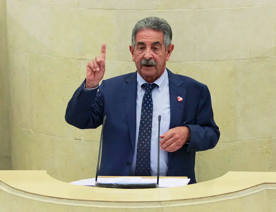 El presidente de Cantabria, Miguel &Aacute;ngel Revilla durante una sesi&oacute;n parlamentaria. / ALERTA