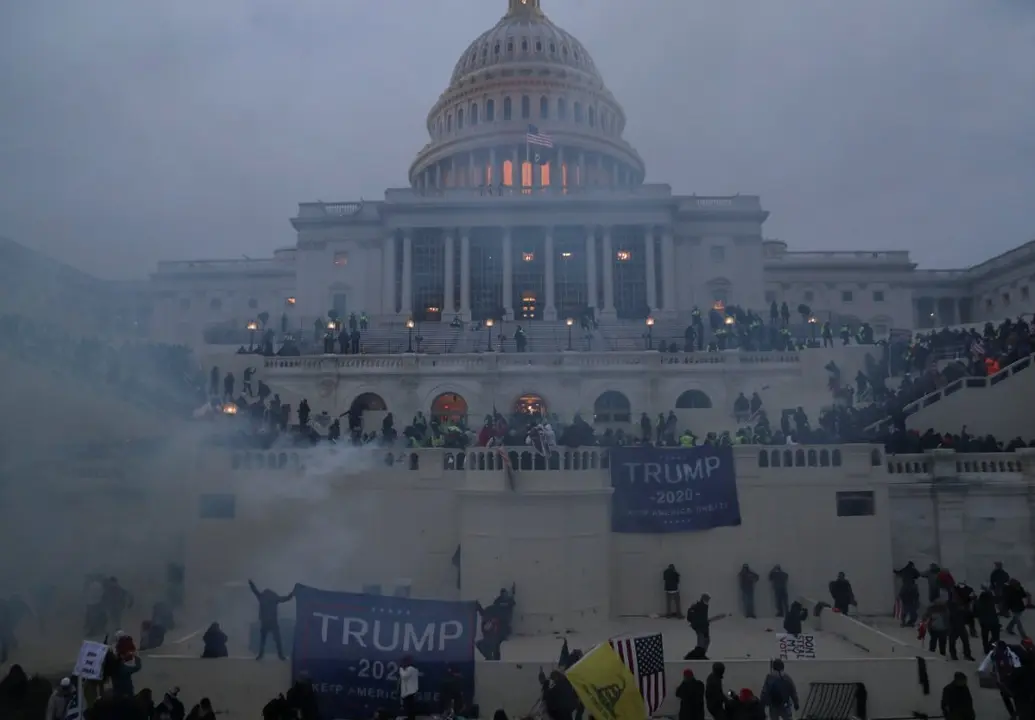 Vista del Capitolio durante el asalto de los pro-trump.