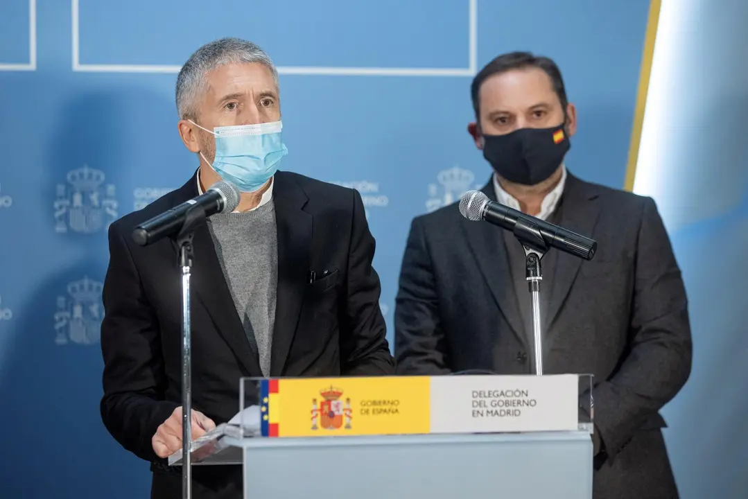 El ministro del Interior, Fernando Grande-Marlaska, y el titular de Transportes, Jos&eacute; Luis &Aacute;balos, en la rueda de prensa de esta tarde
