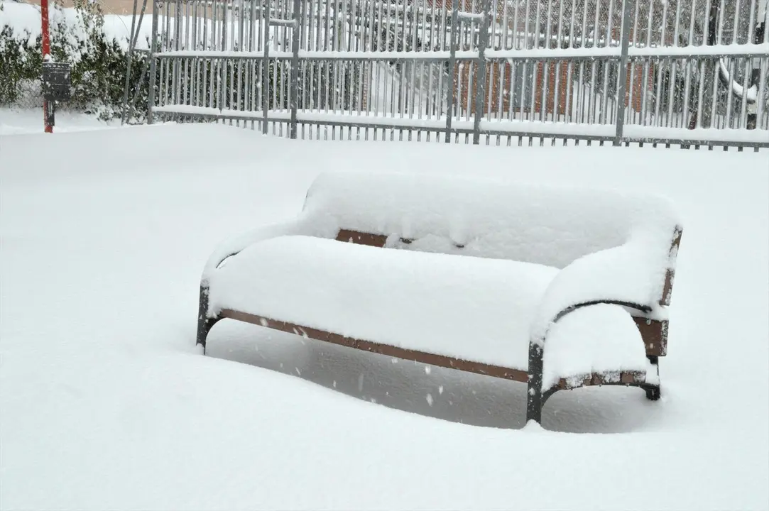 Banco completamente cubierto de nieve en el Parque de Castilla-La Mancha de Alcobendas. 
