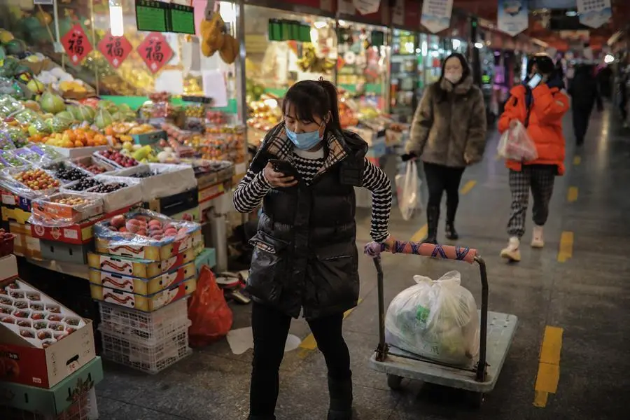 Un consumidor transporta verduras en un mercado en Beijing, China, el 11 de enero de 2021. Seg&uacute;n la Oficina Nacional de Estad&iacute;sticas, el &iacute;ndice de precios al consumidor (IPC) de China, que es el principal indicador de la inflaci&oacute;n, aument&oacute; un 0,2 por ciento interanual en diciembre. 2020. EFE / EPA / WU HONG