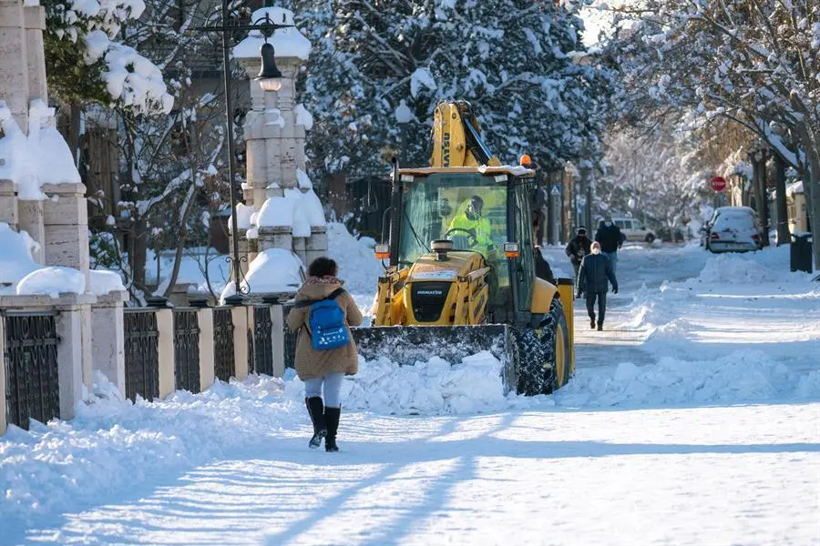 Una maquina retira nieve acumulada en el viaducto viejo de Teruel. La primera ola de fr&iacute;o del a&ntilde;o, que desde este lunes y hasta el jueves inclusive, afectar&aacute; a amplias zonas del centro y del interior de la mitad oriental peninsular, dejar&aacute; ma&ntilde;ana, con toda probabilidad, la madrugada m&aacute;s g&eacute;lida de los &uacute;ltimos a&ntilde;os en Espa&ntilde;a, con valores extremadamente bajos. EFE/Antonio Garcia