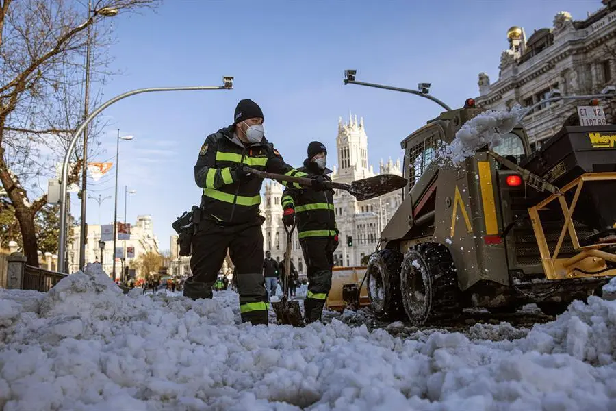 Efectivos de la Unidad Militar de Emergencias UME, despejan de nieve el entorno de la Plaza de Cibeles en Madrid, este domingo. A partir de esta madrugada se espera la llegada de una ola de fr&iacute;o, con un acusado descenso de las temperaturas a partir del lunes, con temperaturas inferiores a 10 grados bajo cero en zonas de monta&ntilde;a y &aacute;reas llanas nevadas, afectando a puntos donde esta circunstancia es muy poco frecuente, seg&uacute;n la Aemet.-EFE/Rodrigo Jim&eacute;nez