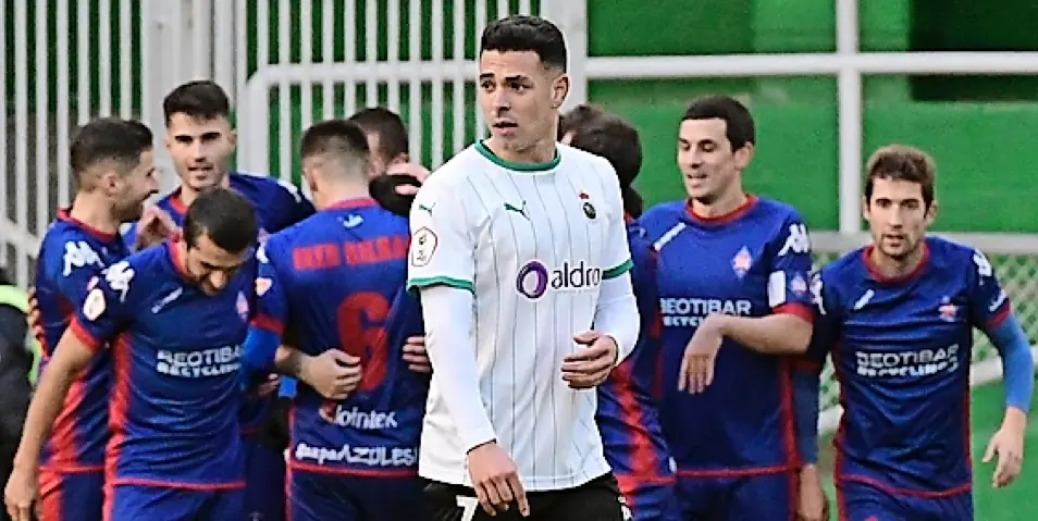 &Aacute;lvaro Bustos, ayer carrilero, se dirige al centro del campo tras el gol del Amorebieta. / hardy