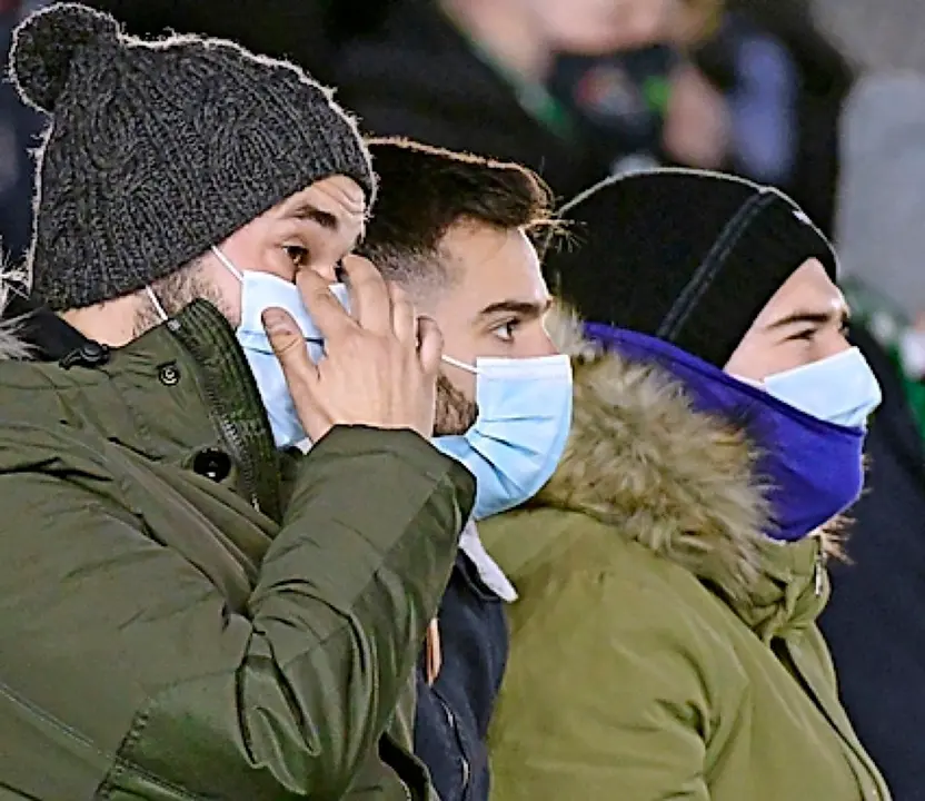 Tres de los 2.612 aficionados que ayer acudieron a vivir en directo el partido. / hardy