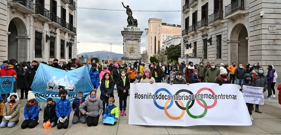 J&oacute;venes deportistas, entrenadores, padres y madres se concentraron ayer en la Plaza Porticada de Santander. / hardy