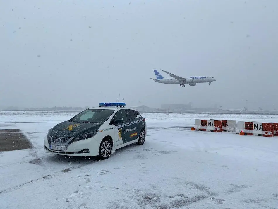Un coche de la Guardia Civil en el Aeropuerto de Adolfo Su&aacute;rez Madrid-Barajas.